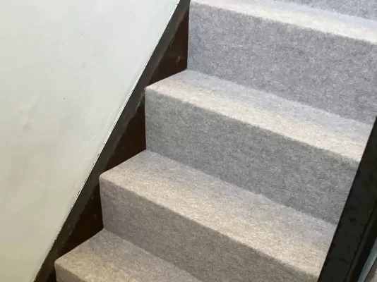 室内階段のパンチカーペットを貼り替え